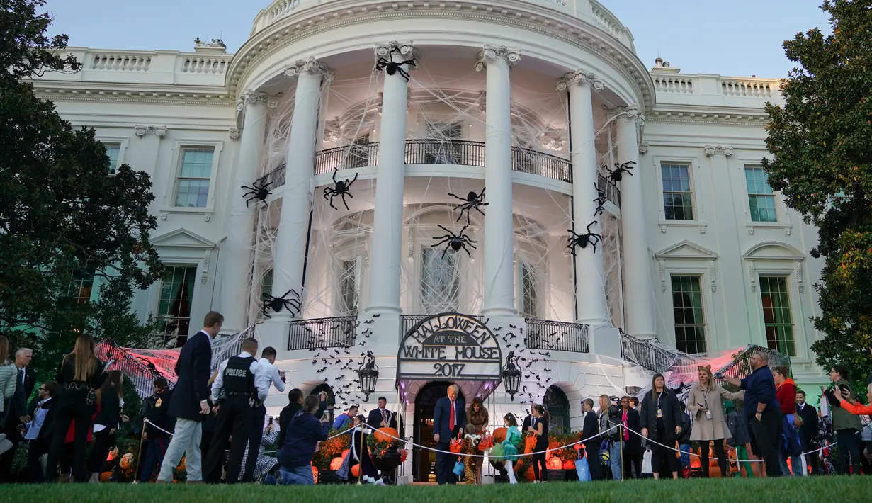 Gedung Putih membuka halaman selatannya untuk hantu-hantu dalam acara halloween yang digelar Presiden AS, Donald Trump, Senin (30/10). Agak semarak, Gedung Putih didekorasi dengan sarang laba-laba, kelelawar dan labu oranye. (AP/Pablo Martinez Monsivais)