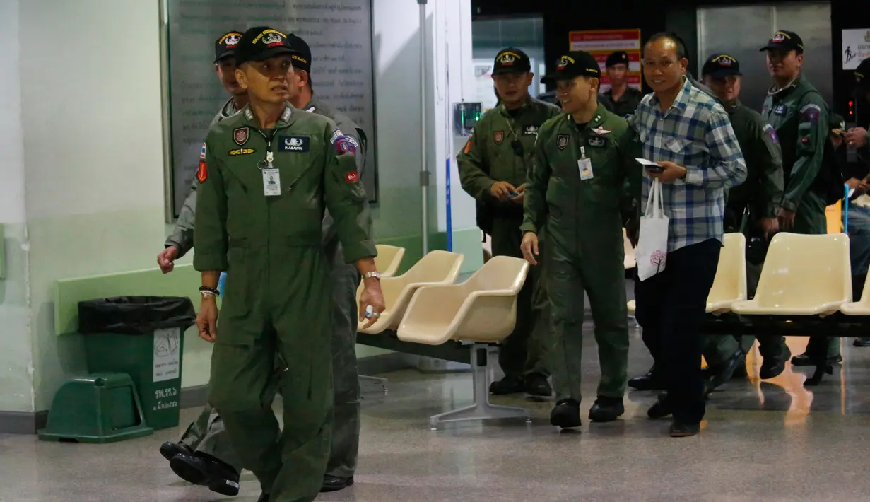  Petugas berada di Rumah Sakit Phramongkutklao, Bangkok, (22/5). Menurut Komandan Tim Penjinak Bom, Kamthorn Aucharoen petugas menemukan serpihan bahan peledak yang biasa digunakan untuk membuat bom. (AP Photo/Sakchai Lalit)