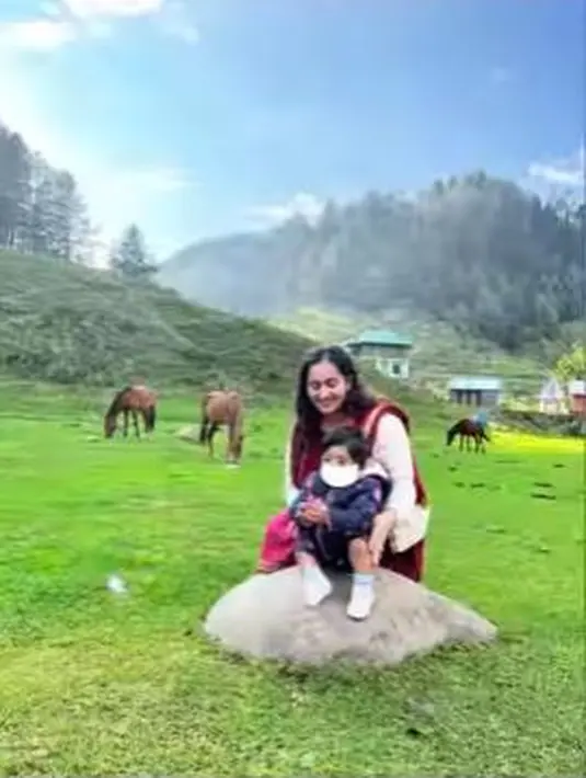 Begitu juga, saat berpose bersama Ruchikaa Kapoor, sang anak tetap tak terlihat jelas wajahnya. (Foto: Instagram/@shaheernsheikh)