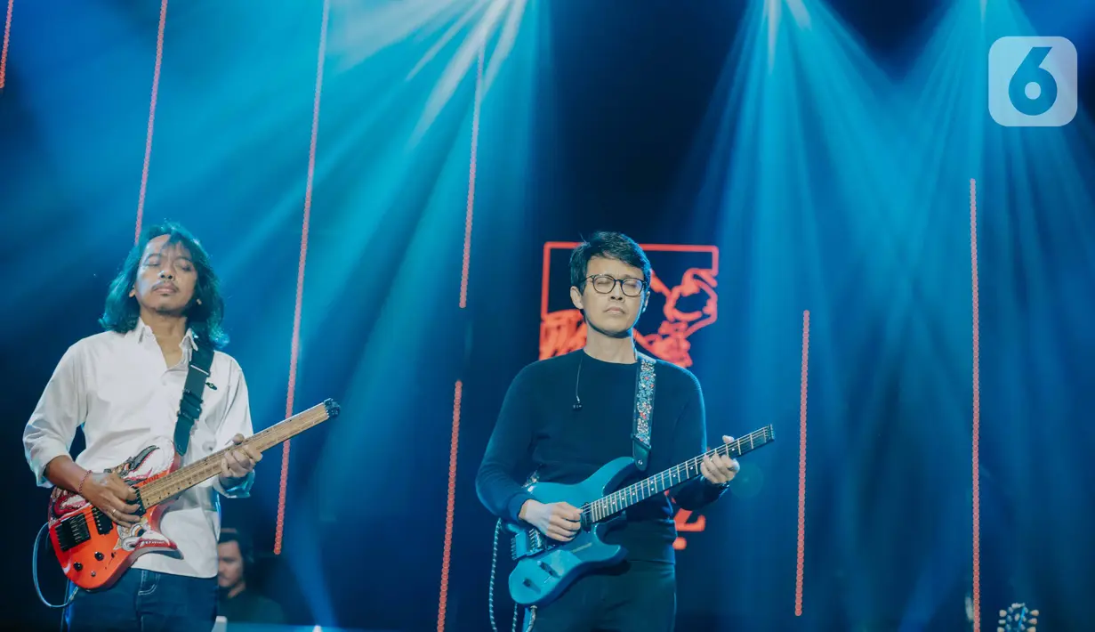 Duo akustik Janapati tampil pada Jakarta International BNI Java Jazz Festival 2020 di Jakarta, Minggu (1/3/2020). Duo akustik kolaborasi gitaris Dewa Budjana dan Tohpati tersebut membawakan beberapa instrumen diantaranya Janapati Ratu Kanya dan Rahadis. (Liputan6.com/Faizal Fanani)