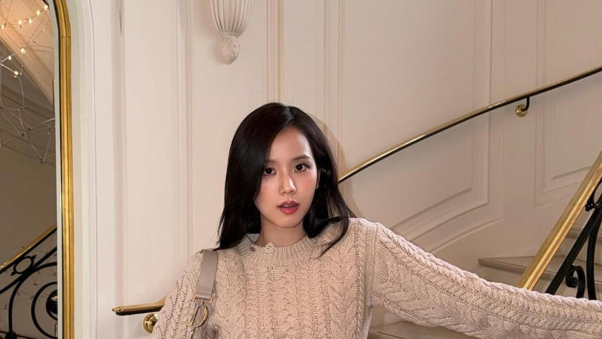 Jisoo BLACKPINK Pamer Perut Abs di Paris, Crop Top dan Jogger Kasualnya Tetap Chic