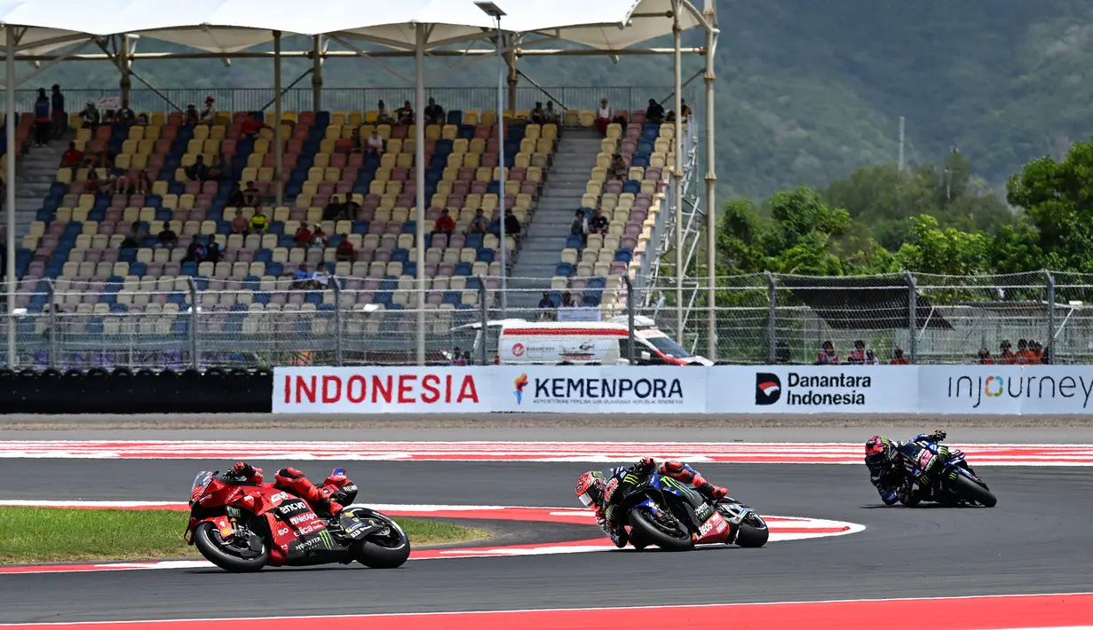 Pembalap Ducati Marc Maruqez berkompetisi di Sesi Kualifikasi Mandalika Mandogp 2025 di Sirkuit Internasional Mandalika, Lombok, NTB, Sabtu (4/10/2025). (AFP/Sonny Tumbaleka)