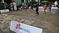 Aksi kocak dua peserta saat pertandingan 3 on 3 Futsal Challenge Road to BPL di Universitas Sahid, Jakarta. (Liputan6.com/Abdul Aziz Prastowo)