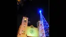 Pohon Natal yang terbuat dari pipa besi serta dihiasi bola bola dan lampu berwarna warni terpasang di depan Gereja "Ayam" GPIB Pniel, Jakarta, Rabu (24/12/2014). (Liputan6.com/Faisal R Syam)