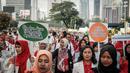 Aksi ISMAFARSI (Ikatan Senat Mahasiswa Farmasi Seluruh Indonesia) saat memperingati Hari Apoteker Sedunia di kawasan Car Free Day, Jakarta, Minggu (25/9). Mereka mengajak masyarakat cerdas menggunakan obat, termasuk DaGuSiBu. (Liputan6.com/Faizal Fanani)