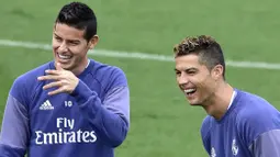 James Rodriguez bersenda gurau dengan Cristiano Ronaldo di sesi latihan Real Madrid, (5/5/2017). (AFP/Gerard Julien)