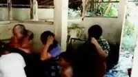 Warga Banyumas menggelar keramas rambut menggunakan merang (Liputan 6 SCTV)