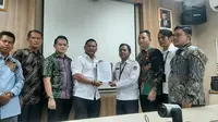 Tim hukum Acep-Gina datangi KPU Karawang. (Ist)