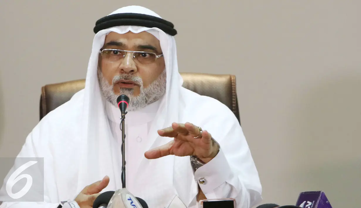 Duta Besar Arab Saudi, Osama bin Al-Mohammed al-Shuaibi memberikan keterangan saat jumpa pers di Jakarta, Selasa (28/2). Rencananya, Raja Salman akan tiba di Bandara Halim Perdanakusuma Jakarta pada Rabu siang, 1 Maret 2017. (Liputan6.com/Helmi Afandi)