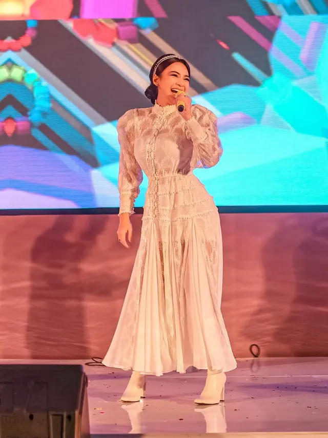 Wika Salim Pakai Gaun Serba Putih