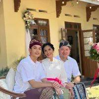 Aktris Maudy Koesnaedi membagikan momen saat menghadiri pernikahan anak dari dokter yang selama proses hamil hingga melahirkan putranya, Eddy Maliq Meijer. Acara pernikahan di gelar di Bali. Berikut beberapa potretnya. [Instagram/maudykoesnaedi]