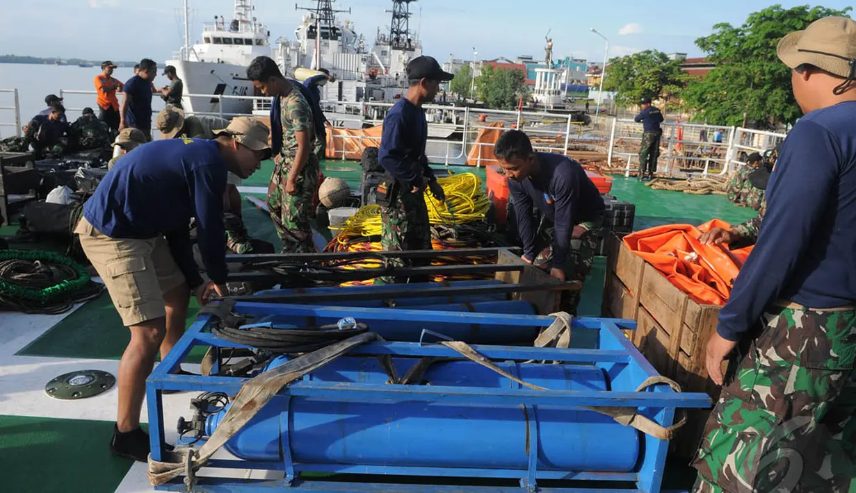 Para penyelam menyiapkan peralatan yang akan digunakan untuk mencari korban AirAsia di Selat Karimata-Laut Jawa, Kalteng, Kamis (1/1/2015). (Liputan6.com/Herman Zakharia)