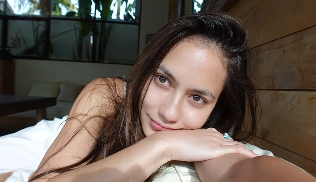 Pemilik nama lengkap Pevita Cleo Eileen Pearce sering unggah momen saat ia baru bangun tidur. Potret naturalnya dengan rambut berantakan sukses curi perhatian. Warganet pun kian terpesona dengan potret natural Pevita. Tak heran banyak netizen meninggalkan komentar harta, tahta dan Pevita di kolom komentar. (Liputan6.com/IG/@pevpearce)