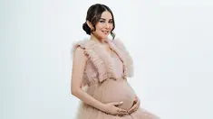 Pakai gaun sleeveless warna cokelat berbahan tile, Vicy Melanie tampil anggun dan terlihat seperti putri. Rambut yang disanggul dengan juntaian poni di samping kiri dan kanannya, aura Vicy Melanie kian terpancar di pemotretan maternity shootnya ini. Wajah cantik artis berusia 35 tahun ini dipoles oleh MUA Annesya. Tonjolkan highlighter blush, Vicy Melanie memukau. (Liputan6.com/IG/@vicymelanie)
