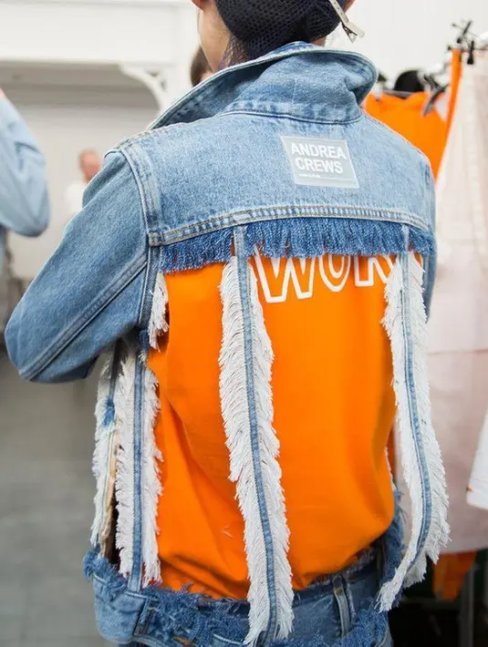 Selain untuk pelengkap penampilan, jaket juga bisa digunakan di udara yang dingin. Namun, Andrea crew justru membuat jaket jeans ripped di bagian belakang. Alhasil bagian belakang jaket pun tak tertutup. @andrea_crews
