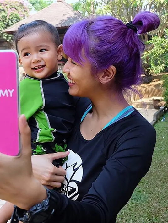 Sharena Delon dan Ryshaka Dharma Situmeang. (via instagram/@mrssharena)