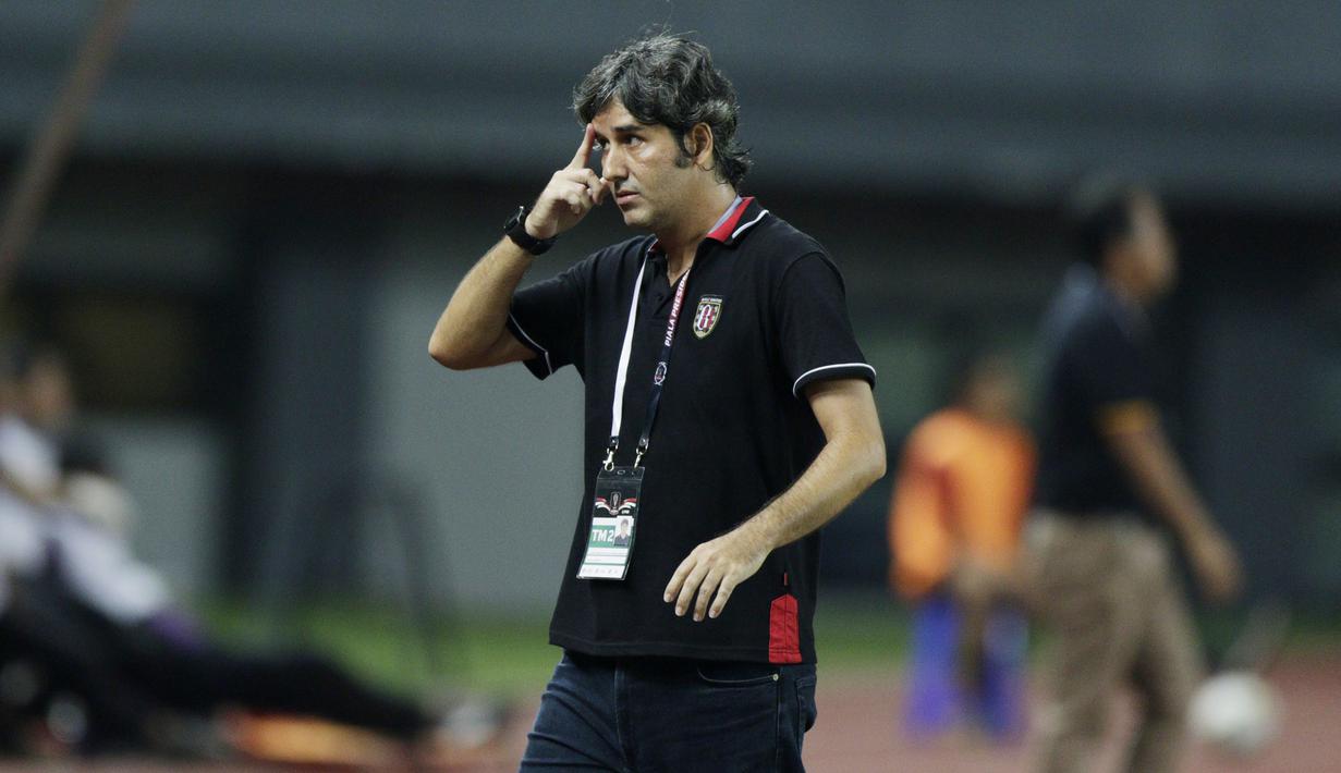 <p>Pelatih Bali United, Stefano Cugurra Teco, saat melawan Semen Padang pada laga Piala Presiden 2019 di Stadion Patriot, Jawa Barat, Senin (11/3). Bali United menang 2-1 atas Semen Padang. (Bola.com/M Iqbal Ichsan)</p>