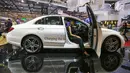 Mobil hybrid tenaga listrik Mercedes-Benz E 300 e EQ Power dipamerkan dalam GAIKINDO Indonesia International Auto Show (GIIAS) 2019 di ICE BSD, Tangerang, Jumat (19/7/2019). Mobil berkapasitas 2000 cc turbocharger dengan tenaga 211 horsepower. (Liputan6.com/Fery Pradolo)
