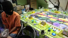 Polsek Penjaringan rilis tersangka penyelengara judi ikan di kawasan Penjagalan, Jakarta, Senin (3/8/2015). Petugas mengamankan tersangka dengan barang bukti berupa dua set permainan judi (Liputan6.com/Faizal Fanani)