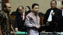 Terdakwa dugaan korupsi proyek e-KTP Setya Novanto (tengah) meninggalkan ruang persidangan saat jeda sidang lanjutan di Pengadilan Tipikor, Jakarta, Senin (15/1). Sidang bergaendakan mendengar keterangan saksi. (Liputan6.com/Helmi Fithriansyah)
