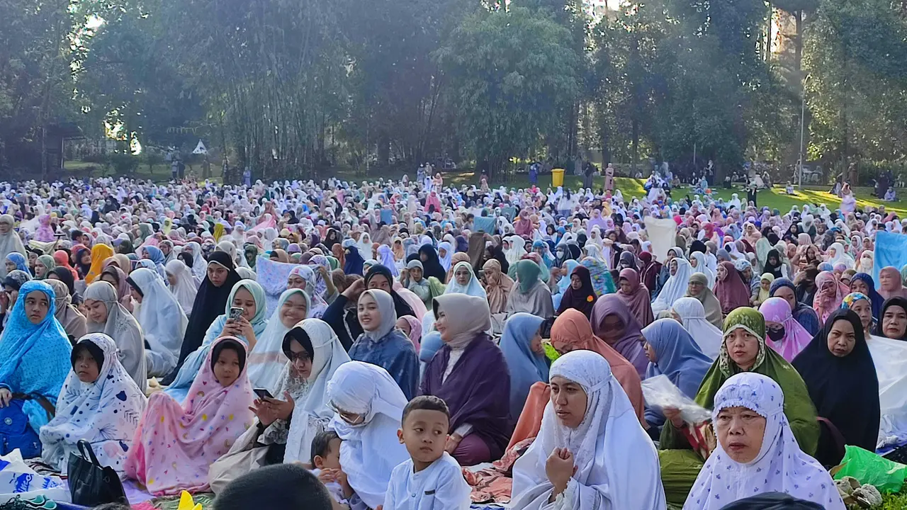 Pelaksanaan sholat Idul Fitri 1 Syawal 1444 Hijriah atau Sabtu (22/4/2023) di Kebun Raya Bogor. (Liputan6.com/Achmad Sudarno)