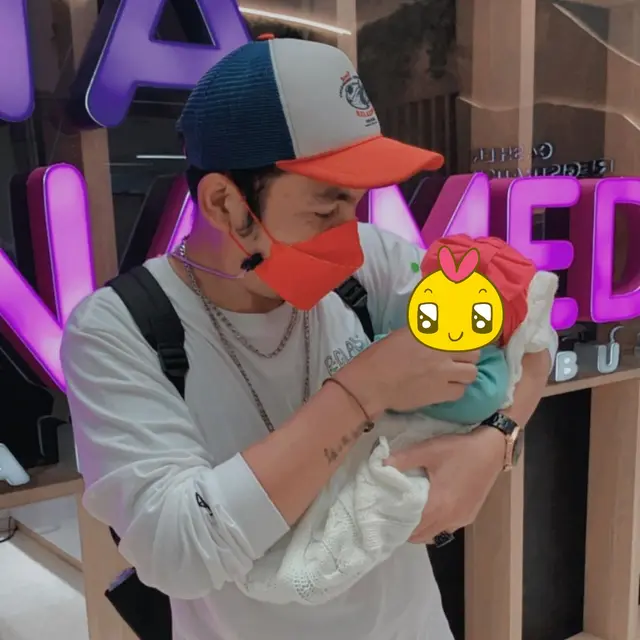 7 Potret Komo Ricky Momong Anak Pertama, Curi Perhatian