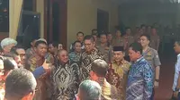 Rombongan Komisi III DPR menyambangi kediaman calon Kapolri Komjen Idham Azis di Jakarta Selatan, Rabu (30/10/2019). (Merdeka.com/Nur Habibie)