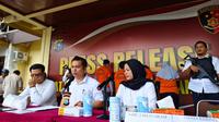 Pengungkapan narkoba jenis sabu yang dimasukkan dalam kaos kaki oleh 2 pria di Bandara Pekanbaru. (Liputan6.com/M Syukur)