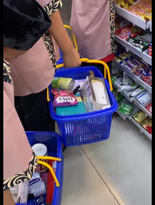 Masih dalam video singkat yang dibagikan, Tya Ariestya juga mengajak anak-anak tersebut belanja ke mini market yang ada di sebrang tempat acara. [Instagram/tya_ariestya]