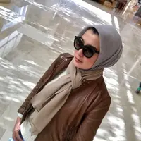 Arzeti Bilbina, perempuan yang berprofesi sebagai aktris dan model ini memang tak pernah gagal dalam memadu-madankan busana dan hijab yang dikenakannya.  (Instagram/arzetibi)