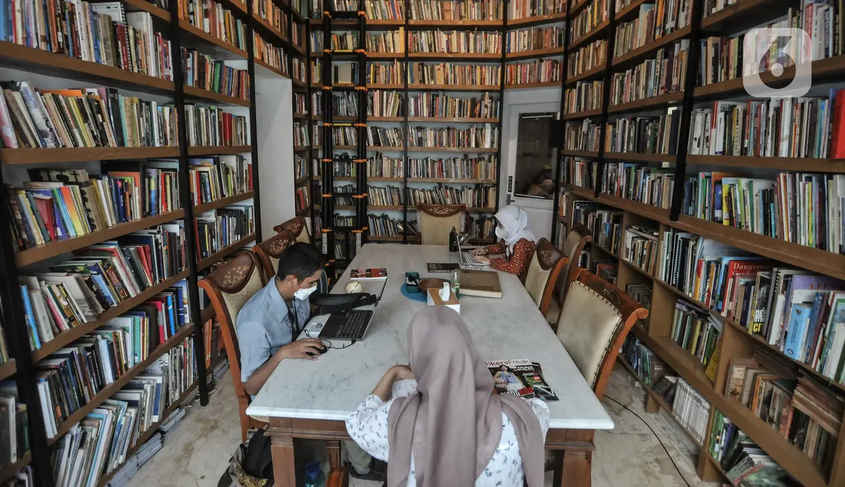Sejumlah orang membaca buku koleksi perpustakaan Baca Di Tebet di Tebet, Jakarta Selatan, Minggu (29/5/2022). Perpustakaan Baca Di Tebet yang didirikan pada Februari lalu menjadi alternatif bagi warga yang membutuhkan ruang literasi dan diskusi dengan suasana nyaman sekaligus meningkatkan minat baca bagi generasi milenial yang dilengkapi sekitar 25.000 buku. (merdeka.com/Iqbal S Nugroho)