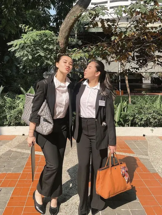 Dengan membawa tote bag besar warna abu-abu, serta mengenakan sepatu stiletto kitten heels hitamnya serasi dengan pakaiannya. [@aaliyah.massaid]