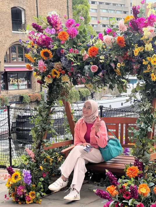 Gaya OOTD Nina Zatulini pun tampak fresh saat berpadu dengan bunga. Untuk atasan, Nina memakai kaus yang dipadu dengan jaket pink berbahan denim. Sedangkan celana dan sneakers-nya, ia memilih warna yang senada yaitu putih. Tak lupa, bintang sinetron 'Arti Sahabat' ini juga menenteng tas yang berukuran sedang. (Liputan6.com/IG/@ninazatulini22)