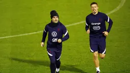 Pemain Prancis, Antoine Griezmann dan Clement Lenglet, melakukan latihan jelang laga uji coba di Clairefontaine-en-Yvelines, Selasa (10/11/2020). Prancis akan berhadapan dengan Finlandia. (Yoan Valat, Pool via AP)