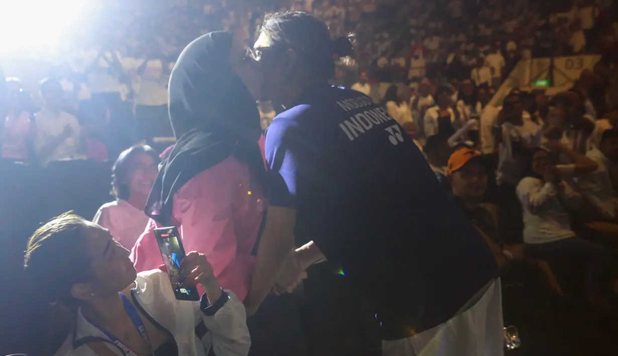 Pemeran dalam sinetron Surga Di Telapak Kaki Ibu (SCTV) itu tampak tersenyum. Begitu juga dengan Duta. Adelia Lontoh lantas mencium suami yang baru saja selesai bertanding. [Foto; KapanLagi.com/Muhammad Akrom Sukarya]