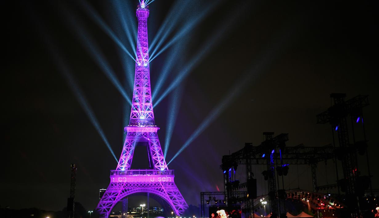 Menara Eiffel menampilkan cahaya warna pink sebagai tanda Bulan Kesadaran Kanker Payudara di Paris, Selasa (1/10/2019). Tiap tahunnya di bulan Oktober, ditetapkan sebagai bulan kewaspadaan kanker payudara. (Photo by STEPHANE DE SAKUTIN / AFP)