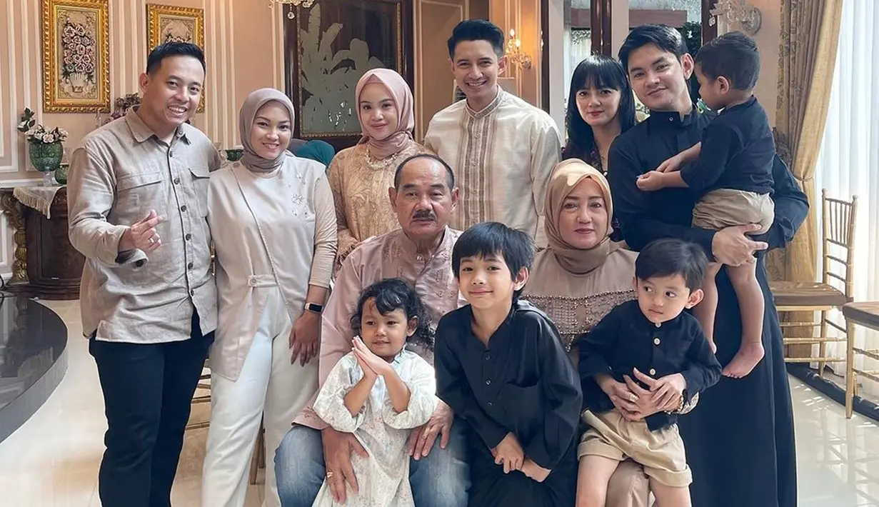 Begini kedekatan Dea Sahirah dan keluarga Chand Kelvin. Foto tersebut diunggah oleh Chand di lamar Instagramnya. Aditya Suryo, Dea Sahirah, dan Inneke Koesherawati turut bubuhkan komentar. Dalam foto tersebut, Adit tambahkan komentar #menujuhalal, namun banyak netizen yang tak memahami ternyata hashtag tersebut karena Chand Kelvin akan segera menikah. (Liputan6.com/IG/@chand_kelvin)