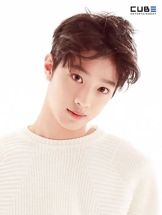Lalu bagaimana hasilnya saat Lai Guan Lin menuruti nasihat Sehun? Idol kelahiran 23 September 2001 itu mengaku jika ia makin dekat dengan para personel Wanna One lainnya. (Foto: allkpop.com)
