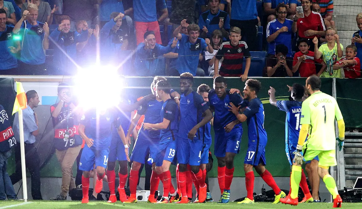 Pemain Prancis merayakan gol ketiga yang dicetak Lucas Tousart ke gawang Italia dalam final Piala Eropa U-19 di Sinsheim, Jerman, (24/7/2016). (AFP/Daniel Roland)