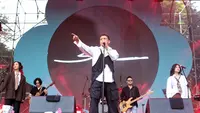 Sal Priadi di panggung Social Chic di Stadion Madya, Senayan, Jakarta, Minggu (4/8/2024). [Foto: Adrian Putra/Fimela]