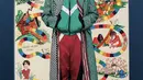 Tampil dengan koleksi Spring 2022 Menswear, Jin BTS mengenakan pakaian tracksuit warna hijau untuk atasan dan merah untuk bawahan, dipadukan coat geometris. Gaya nampak seperti seniman dengan topi model baret. Sneakers hijau putih pun melengkapi penampilannya. Dok Vogue Korea.