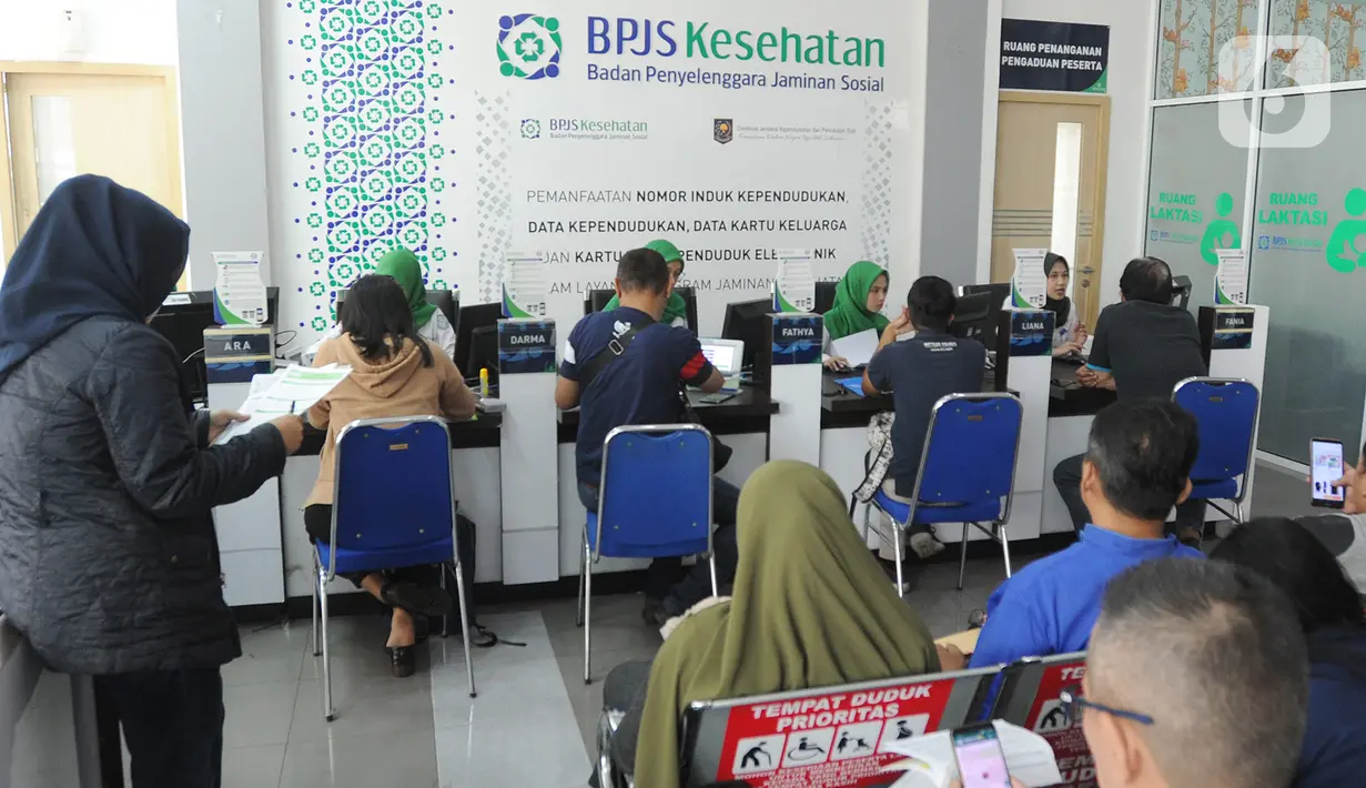 Warga mengurus iuran BPJS Kesehatan di Kantor BPJS Jalan Raya Pasar Minggu, Jakarta, Senin (4/11/2019). Perhimpunan Rumah Sakit Seluruh Indonesia memprediksi akan terjadi migrasi turun kelas peserta BPJS Kesehatan akibat kenaikan iuran 100 persen pada awal 2020. (merdeka.com/Arie Basuki)