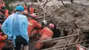Tim penyelamat mengeluarkan wanita lansia dari tanah longsor di Yuanshan, sebuah desa di Kota Dahe, Provinsi Hubei, China (8/7/2020). Seorang wanita lansia berhasil diselamatkan beberapa jam setelah dirinya dan delapan orang lainnya terkubur akibat longsor yang dipicu hujan. (Xinhua/Xiao Yijiu)