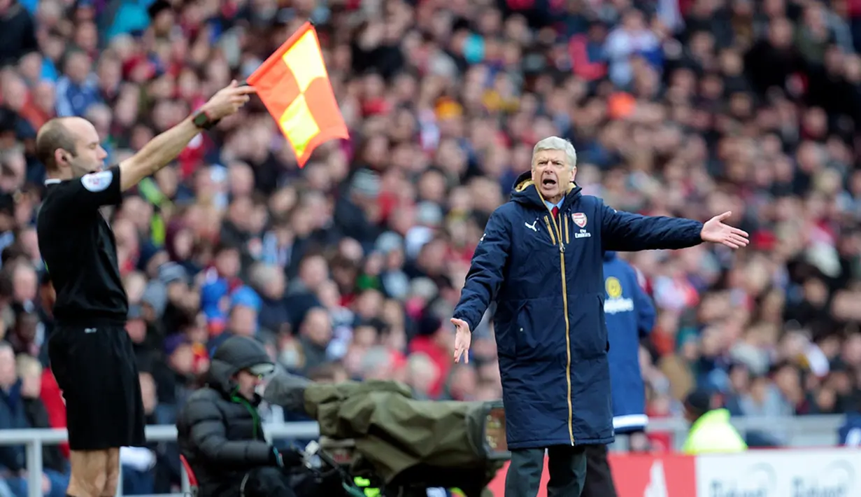 Manajer Arsenal, Arsene Wenger, memprotes keputusan asisten wasit saat melawan Sunderland dalam laga Liga Inggris di Stadium of Light, Sunderland, Minggu (24/4/2016) malam WIB. (AFP/Graham Stuart)