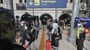 <p>Penumpang kereta api jarak jauh berdesakan ketika antre untuk keluar di Stasiun Pasar Senen, Jakarta Pusat, Senin (9/5/2022). PT Kereta Api Indonesia (KAI) mengungkapkan gelombang arus balik pemudik pada H+7 Lebaran 2022 terpantau masih tinggi. Tercatat sebanyak 40.800 penumpang tiba pada hari Senin ini dikarenakan penundaan waktu sekolah dan pelaksanaan Work From (WFH). (merdeka.com/Iqbal S Nugroho)</p>