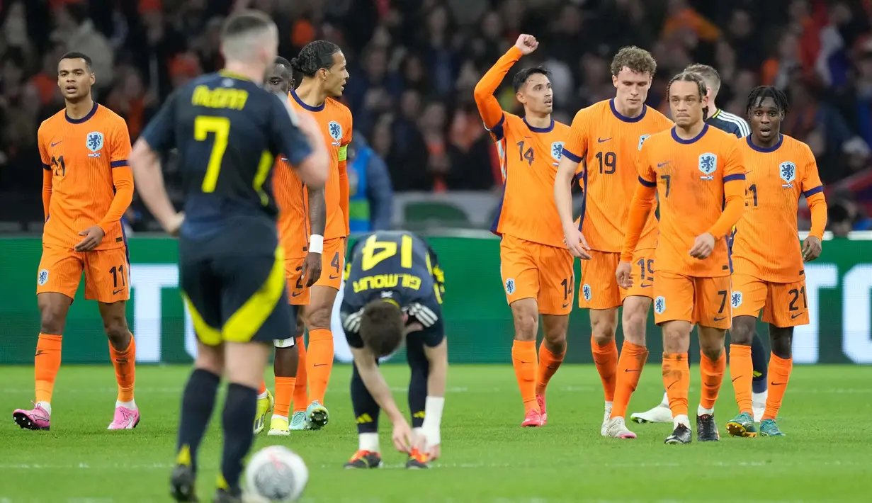 Pemain Belanda Tijjani Reijinders (tengah) melakukan selebrasi usai mencetak gol pembuka timnya dalam pertandingan sepak bola persahabatan internasional melawan Skotlandia di Johan Cruyff Arena, Amsterdam, Jumat, 22 Maret 2024. (AP Photo/Peter Dejong)