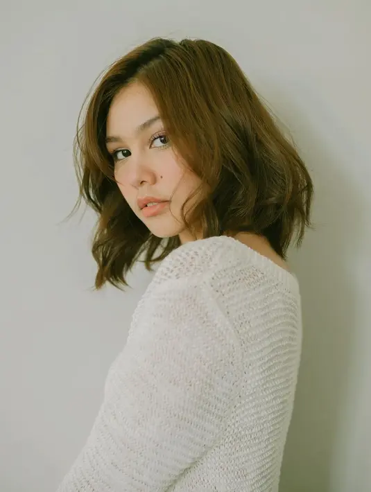 Sweater polos berwarna putih yang digunakan oleh Vanesha ini juga bisa dijadikan inspirasi. Pasalnya, kamu bisa memadupadankan dengan kaus warna lain di bagian dalam. (Liputan6.com/IG/@vaneshaass)