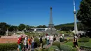 Pengunjung melintas di dekat miniatur Warsawa Royal Palace, Menara Eiffel dan Toronto CN Tower di Taman Minimundus, Klagenfurt, Austria, Senin (8/8). Taman Minimundus menampilkan aneka bangunan unik dari berbagai negara. (REUTERS/Heinz-Peter Bader)