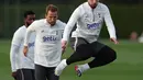 Gelandang Tottenham Hotspur, Pierre-Emile Hojbjerg (kanan) mengambil bagian dalam sesi latihan tim di Tottenham Hotspur Football Club Training Ground di London utara pada 31 Oktober 2022. Tottenham hanya perlu menghindari kekalahan untuk lolos ke babak 16 besar. Hasil imbang saja sudah cukup untuk meloloskan mereka. (AFP/Adrian Dennis)