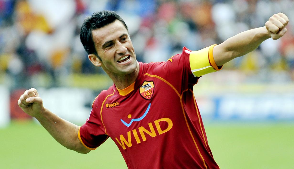 <p>Bek legendaris asal Italia ini mencatatkan 315 pertandingan dengan torehan 31 gol dan 13 assist di semua kompetisi untuk AS Roma. Christian Panucci sukses mempersembahkan 2 gelar Coppa Italia dan 1 gelar Piala Super Italia. (AFP/Andreas Solaro)</p>